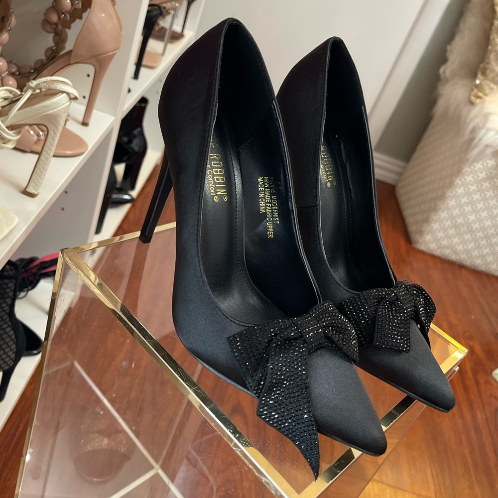 Black bow satin pumps